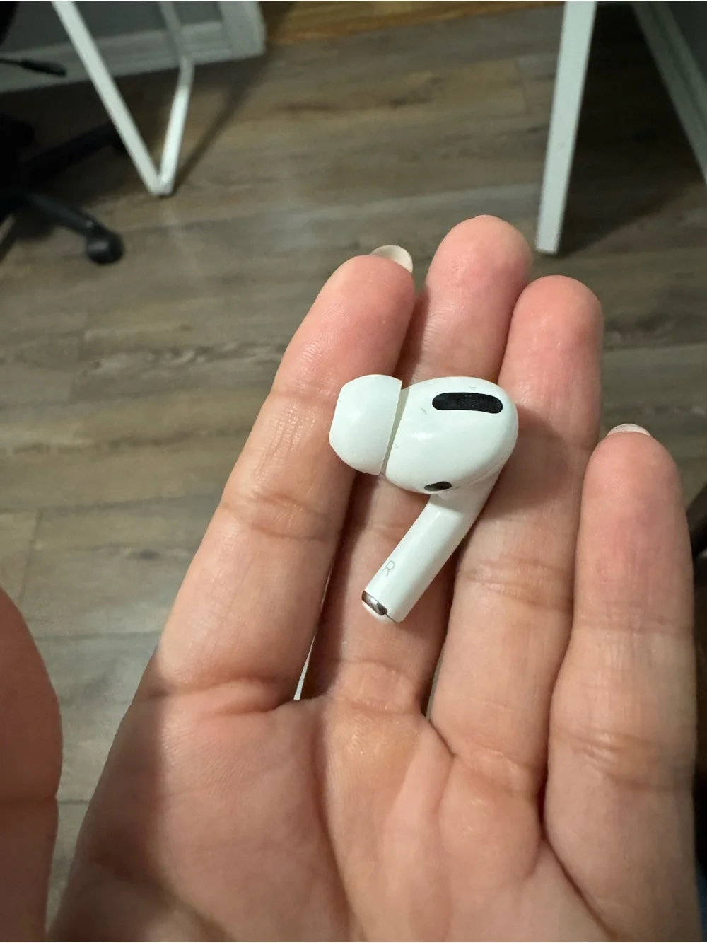 Apple AirPods Pro Wireless Earbuds in White with Charging Case